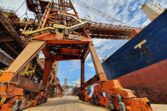 O movimento de caminhões que descarregam o produto nos terminais paranaenses se intensifica e deve chegar aos 2 mil veículos por dia, a partir da primeira semana de março. A expectativa é receber cerca de 2 milhões de toneladas no mês.  -  paranaguá, 23/02/2021  -  Foto: Claudio Neves/Portos do Paraná