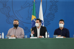 O governador Carlos Massa Ratinho Junior apresenta nesta sexta-feira (26), no Palácio Iguaçu, um panorama do cenário da pandemia no Estado e anuncia novas medidas de enfrentamento ao coronavírus, acompanhado do  secretário da Saúde, Beto Preto e do chefe da Casa Civil, Guto Silva. Curitiba, 26/02/2021. Foto: Geraldo Bubniak/AEN