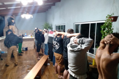 Uma festa rave, com aproximadamente 70 pessoas, que ocorria numa chácara na área rural de Guarapuava (PR), foi encerrada durante fiscalização do 16º Batalhão de Polícia Militar (16º BPM) e de agentes da prefeitura, da noite deste sábado (27/02). No local foram apreendidos de 351 comprimidos de ecstasy e duas garrafas de lança-perfume (loló).  Guarapuava, 27/02/2021  -  Foto: Divulgação PMPR/SESP-PR