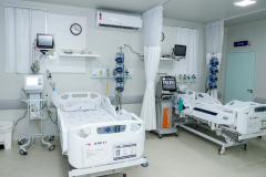 O Governo do Estado ativou mais 55 leitos de UTI e 93 de enfermaria desde sexta-feira (26). Destes, 31 UTIs e 36 enfermarias foram disponibilizadas no Hospital Angelina Caron, em Campina Grande do Sul, que entraram em operação nesta segunda-feira (01). O Paraná prevê ainda a ampliação de mais 54 UTIs e 43 enfermarias nos próximos dias.- Curitiba, 01/03/2021  -  Foto: Rodrigo Félix Leal/Arquivo AEN