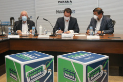 O governador Carlos Massa Ratinho Junior recebe  nesta segunda-feira (01), o presidente da Renault no Brasil, Ricardo Gondo, no Palácio Iguaçu. Foto: Geraldo Bubniak/AEN