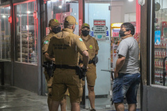 No quarto dia de fiscalização mais intensa para coibir as aglomerações no Paraná, as forças policiais do Estado dispersaram 96 aglomerações nesta terça-feira (2). De acordo com o balanço da Secretaria de Estado da Segurança Pública, 538 estabelecimentos foram fiscalizados, dos quais 48 acabaram interditados e 13 foram multados.  -  Curitiba, 03/03/2021  -  Foto: Divulgação SESP-PR