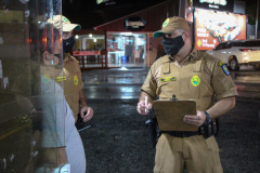As forças policiais do Paraná e as prefeituras municipais fiscalizaram 3.160 estabelecimentos comerciais desde o começo da vigência do Decreto 6.983/2021, publicado na sexta-feira (26) pelo Governo do Estado. Em cinco dias de operação especial, 105 estabelecimentos foram interditados e 62 foram multados por irregularidades relacionadas à pandemia. -  Curitiba, 04/03/2021  -  Foto: Divulgação SESP-PR