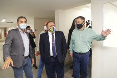 Ministro da Saúde, Eduardo Pazuello, durante visita às obras do novo  Consórcio Intermunicipal de Saúde do Oeste do Paraná ( CISOP). O secretário de Estado da Saúde, Beto Preto, acompanha o ministro  -  Cascavel, 04/03/2021  -  Foto: Gilson Abreu/AEN