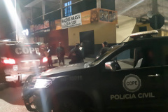 A Polícia Civil do Paraná (PCPR) fez 13 ações, na noite desta quarta-feira (3), para coibir aglomerações em bairros de Curitiba, como Cidade Industrial de Curitiba, Portão e Sítio Cercado. Ao todo, oito estabelecimentos foram fechados. A ação faz parte da fiscalização da Polícia Civil referente ao decreto estadual nº 6.983/2021, que estabelece medidas restritivas por conta da pandemia. -  Curitiba, 04/03/2021  -  Foto: Divulgação Polícia Civil do Paraná