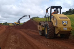 A obra de pavimentação da rodovia PR-239, no trecho que liga os municípios de Pitanga e Mato Rico, na região Central, está sendo retomada pelo Departamento de Estradas de Rodagem do Paraná (DER/PR). A Ordem de Serviços para reinício dos trabalhos foi assinada na última semana de fevereiro. -  Curitiba, 05/03/2021 - Foto: Divulgação DER