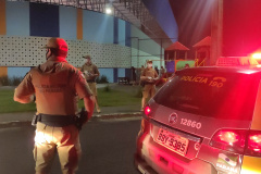 As ações de fiscalização que contaram com apoio de policiais do Paraná resultaram em 26 novas prisões por infrações relacionadas à pandemia entre domingo (7) e segunda-feira (8). O relatório da Secretaria estadual da Segurança Pública aponta, ainda, 35 estabelecimentos e 11 pessoas multados, e 23 locais interditados. - Curitiba, 09/03/2021  -  Foto: Divulgação SESP Paraná
