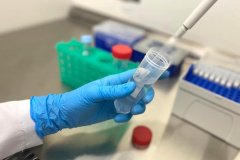 O Governo do Estado do Paraná lançou Chamada Pública para concessão de bolsas de extensão para profissionais da área da Saúde. Os bolsistas vão contribuir para ampliar a capacidade de pesquisas de diagnóstico molecular do novo coronavírus, dando suporte nos processos de testagem de amostras de pacientes para confirmação dos casos de Covid-19.  - Curitiba, 09/03/2021 -  Foto: divulgação SETI