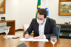 O Governo do Estado prorrogou até as 5 horas do dia 1º de abril as medidas restritivas que estão em vigor no Paraná desde o último dia 10. Com isso, serão mais 16 dias de restrições de circulação. Também estão mantidas as regras para as atividades que têm permissão para funcionar. O Decreto 7.122/2021 foi assinado pelo governador Carlos Massa Ratinho Junior nesta terça-feira (16).