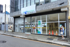 Por conta da pandemia, os atendimentos presenciais nas Agências do Trabalhador estão suspensos, sendo que o interessado em alguma das vagas ofertadas devem buscar orientação pelo site www.justica.pr.gov.br/trabalho, pelo aplicativo Sine Fácil (disponível gratuitamente para celulares Androide e iOS) ou pelo site empregabrasil.mte.gov.br.  