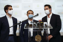 Paraná, Santa Catarina e Rio Grande do Sul se uniram em busca de saídas conjuntas para conter a expansão da crise sanitária decorrente da pandemia da Covid-19. O anúncio foi feito pelos governadores Carlos Massa Ratinho Junior (Paraná), Carlos Moisés (Santa Catarina) e Eduardo Leite (Rio Grande do Sul), além dos respectivos secretários de Saúde de cada estado. Foto: Jonathan Campos/AEN