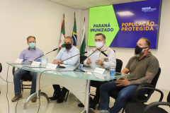 O secretário estadual de Saúde, Beto Preto, atende   a imprensa para explicar detalhes do Decreto 7.145/2021, publicado nesta sexta-feira (19). A normativa endurece as regras de isolamento social em municípios da Região Metropolitana de Curitiba. Foto: Geraldo Bubniak/AEN
