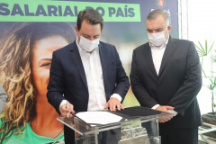 Pensando nas pessoas que estão em vulnerabilidade social neste período da pandemia, o governador Carlos Massa “Ratinho” Junior assinou na última sexta-feira (19) o Decreto nº 7145, de 19 de março de 2021, e considerou os serviços da Assistência Social como essenciais.  -  Foto: Pedro Mariucci/SEJUF
