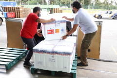 O Governo do Estado receu neste sábado (20),  mais 240.450 doses de vacinas contra o coronavírus. São 234.200 doses da Coronavac, produzida pela Sinovac e Instituto Butantan, e 6.250 do imunizante desenvolvido pela Universidade de Oxford/AstraZeneca, parte do primeiro lote fabricado pela Fundação Oswaldo Cruz (Fiocruz).  -  Curitiba, 20/03/2021  -  Foto: Ari Dias/AEN