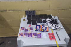 Agentes penitenciários do Grupo de Segurança Interna (GSI), com apoio da Polícia Militar, encaminharam na madrugada deste domingo (21) um homem à Delegacia após ele tentar invadir a Penitenciária Estadual de Cruzeiro do Oeste, na região Noroeste do Estado.  - Foto: Divulgação DEPEN-PR