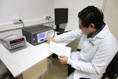 Uma parceria entre o Instituto de Tecnologia do Paraná (Tecpar) e a Sanepar resultou na conquista da acreditação de quatro grandes laboratórios de análises de água e esgoto da companhia. As unidades estão localizadas em Curitiba, Londrina, Maringá e Cascavel.
.Foto: Arnaldo Alves /Arquivo AEN