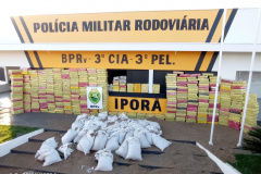 Mais de 4,7 toneladas de maconha foram apreendidas por policiais militares do Batalhão de Polícia Rodoviária (BPRv) durante uma abordagem de rotina. A apreensão, que é a maior do ano, começou por volta de 12h30 de quinta-feira (25/03) na cidade de Iporã, no Noroeste do estado, e resultou na prisão de um homem. A droga estava escondida em uma carga de chia. Curitiba, 25/03/2021 - Foto: Divulgação SESP