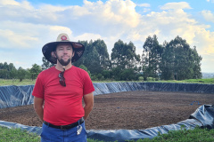 Parceria entre Sanepar e Frísia protege mananciais e beneficia produtores - O bovinocultor Marcelino Mondeo verificou ganhos na sua produção após a instalação da esterqueira.  -  Foto: Divulgação Sanepar
