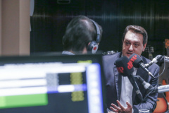 O governador Carlos Massa Ratinho Junior concedeu uma entrevista nesta terça-feira (30) ao programa Jornal da Manhã, na Rádio Jovem Pan, e destacou a campanha lançada pelo Governo do Estado para ampliar a vacinação de domingo a domingo, que já no primeiro fim de semana trouxe bons resultados no Paraná, com a adesão da maioria dos municípios.Foto: Jonathan Campos/AEN