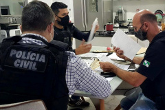 A Polícia Civil do Paraná (PCPR) prendeu dois suspeitos envolvidos em golpe contra empresas estrangeiras, por meio de contratos fraudulentos que superam R$1 bilhão. As prisões ocorreram durante operação deflagrada na manhã desta terça-feira (30), nos Estados do Paraná e Rio de Janeiro. -  Curitiba, 30/03/2021  -  Foto: Divulgação PCPR