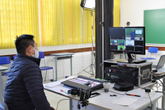 Há um ano a Rede Estadual de Ensino se preparava para migrar as tradicionais aulas nas escolas para o ambiente remoto em virtude da pandemia. Em apenas duas semanas de atividades paralisadas, surgiu o Aula Paraná e a maioria dos estudantes foi à frente de televisões, computadores e celulares, em uma mudança brusca, que exigiu muito de professores e estudantes.  -  Curitiba, 01/04/2021  -  Foto: SEED