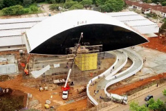 Obra do Paranacidade, o MON foi erguido em seis meses de trabalho ininterrupto. Maior Museu da América Latina, o Museu Oscar Niemeyer é um exemplo de arquitetura aliada à arte. Mais conhecido como museu do olho, por causa da sua torre, uma grande estrutura oval em vidro, o MON foi inaugurado em 2002 e sua construção chegou a ter 700 operários trabalhando em três turnos, 24 horas por dia.  -  Foto: Divulgação Paranacidade