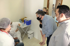 O secretário de Estado da Saúde, Beto Preto, acompanhou na manhã deste domingo (4) a ação de vacinação contra a Covid-19 em Londrina, que faz parte da campanha estadual de imunização de domingo a domingo.  -  Curitiba, 04/04/2021  -  Foto: Divulgação SESA