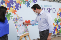 Noventa peças formam o quebra-cabeça que uniu autoridades do Paraná em prol da conscientização sobre o Transtorno do Espectro Autista, nesta segunda-feira (5). Em uma ação organizada pela Superintendência Geral de Ação Solidária do Governo do Estado (SGAS), o governador Carlos Massa Ratinho Junior, secretários de Estado e chefes de outros poderes compareceram ao Palácio Iguaçu para montarem uma peça do mosaico que serve de metáfora para a complexidade do autismo.Foto: Jonathan Campos/AEN 