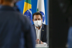 O governador Carlos Massa Ratinho Junior anunciou nesta terça-feira (6) no Palácio Iguaçu que a campanha de vacinação no Paraná vai até a meia-noite a partir dos próximos dias em alguns municípios, esforço que se soma à campanha de domingo a domingo para agilizar a imunização no Estado. A ideia é acelerar a aplicação das doses que estão disponíveis.Foto Gilson Abreu/AEN