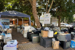 O Escritório Regional do Instituto Água e Terra (IAT) em Pato Branco, em parceria com a prefeitura local, realizou na última semana (10) ação de recebimento de lixo eletrônico. Em troca, o cidadão recebeu uma muda frutífera nativa, a cerejeira, produzida no Viveiro Florestal do IAT na região. Cerca de 250 pessoas participaram. - Foto: Divulgação SEDEST