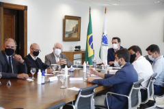 A TIM Brasil anunciou, nesta quinta-feira (15), que estenderá sua rede 4G para novos pontos no Interior do Estado. O novo plano foi anunciado no Palácio Iguaçu, pelo governador Carlos Massa Ratinho Junior e pelo CEO da TIM Brasil, Pietro Labriola.  -   Curitiba, 15/04/2021  -  Foto: Jonathan Campos/AEN