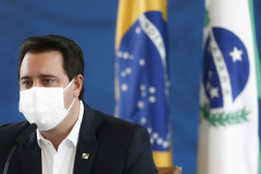 O governador Carlos Massa Ratinho é um dos signatários, ao lado de outros 22 chefes dos Executivos estaduais, de uma carta endereçada ao presidente dos Estados Unidos, Joe Biden, para propor parcerias e estratégias de financiamentos para reduzir o impacto das mudanças climáticas. - Curitiba, 16/04/2021  -  Foto: Jonathan Campos/AEN