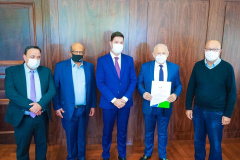 O chefe da Casa Civil, Guto Silva, entrega nesta segunda-feira (19) a Lei de Diretrizes Orçamentárias (LDO) de 2022 para análise dos deputados estaduais. O documento foi elaborado pela Secretaria de Estado da Fazenda. Foto: Guilherme Flores/Casa Civil