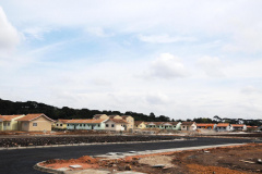 O Governo do Estado vai realizar a regularização de até quatro mil imóveis sem documentação no bairro Guarituba, em Piraquara. A ação é coordenada pela Cohapar, em parceria com a Prefeitura de Piraquara e o Governo Federal, com investimentos oriundos do Fundo Estadual de Combate à Pobreza, o que permitirá que o serviço seja oferecido de graça aos beneficiários. (Foto: Arquivo Cohapar)