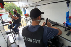 A Polícia Civil do Paraná (PCPR) agora conta com oficina móvel para manutenção de armas e treinamento. Uma van foi equipada com ferramentas que permitem que os policiais civis aprendam e realizem o reparo do armamento. O objetivo é atender os profissionais de todo o Estado, principalmente dos municípios do Interior. -  Foto: Polícia Civil do Paraná