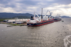 O Porto de Antonina está apto para receber navios com maior capacidade de carga. O calado operacional do canal de acesso ao terminal passa de 8 para 8,5 metros. Essa é a profundidade em que as embarcações podem ficar submersas na água, ao navegar para entrar ou sair do terminal.  -  Paranaguá, 22/04/2021  -  Foto: Claudio Neves/Portos do Paraná