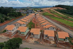Famílias interessadas em adquirir uma das 25 novas moradias do programa Casa Fácil Paraná, construídas pelo Governo do Estado em Prudentópolis, têm até 30 de abril para se inscreverem no processo seletivo. Podem participar da seleção pessoas com renda familiar mensal de um a seis salários mínimos e que não possuem casa própria, a partir da inscrição no site cohapar.pr.gov.br/cadastro. (Foto: Alessandro Vieira / AEN)