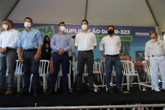 O governador Carlos Massa Ratinho Junior participou nesta quinta-feira (22) do lançamento da pedra fundamental das novas obras de duplicação da PR-323, no Noroeste do Estado. O trecho que recebe as intervenções tem 6,3 quilômetros, entre Doutor Camargo e o Rio Ivaí, com investimento de R$ 38,3 milhões, fruto da parceria com o Banco Interamericano do Desenvolvimento (BID).- Foto: Geraldo Bubniak/AEN