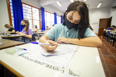 A Superintendência Geral de Ciência, Tecnologia e Ensino Superior (Seti), em parceria com a Comissão de Especialistas em Covid-19, Universidade Virtual do Paraná (UVPR) e as Universidades Estaduais realizam nos dias 4 e 5 de maio o evento on-line “Retorno seguro às aulas presenciais. É possível?”.  -  Foto: UEM