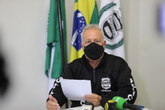 O delegado da PCPR, Luiz Carlos, concede  entrevista na Delegacia Móvel de Atendimento a Futebol e Eventos,  referente a inquérito policial para apurar a suspeita de falsificação de testes de Covid-19, de jogadores de um clube de futebol da região Oeste do Estado. Foto: Geraldo Bubniak/AEN