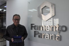 O empregado número 01 da Fomento Paraná, Claudio Massaru Shigueoka, que atualmente coordenava a área de Planejamento e Gestão Estratégica, foi homenageado pela diretoria em um evento semipresencial na manhã desta sexta (30), seu último dia de trabalho na instituição à qual se dedicou por 16 anos. - curitiba, 30/04/2021  -  Foto: Fomento Paraná