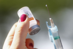  &#8232;&#8232;O Paraná ultrapassou, na manhã desta segunda-feira (03), a marca de 1 milhão de paranaenses com o esquema vacinal completo, ou seja, que receberam as duas doses da vacina contra a Covid-19. Até as 8h47 desta segunda, 1.001.901 pessoas tinham sido imunizadas com doses de vacinas da Coronavac, fabricada pelo Instituto Butantan/Sinovac, e da Covishield, da Universidade de Oxford/AstraZeneca/Fiocruz.&#8232;&#8232;  -  Curitiba, 03/05/2021  -  Foto: Jonathan Campos/Arquivo AEN