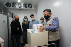 O  Secretário de Estado da Saúde, Beto Preto e o vice-prefeito Eduardo Pimentel recebem o primeiro lote de  32.760 doses de vacinas contra a Covid-19 da  Pfizer   no Centro de Medicamentos do Paraná (Cemepar), em Curitiba, na noite desta segunda-feira (3).  Foto: Geraldo Bubniak/AEN