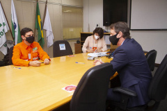 Dirigentes da Companhia de Saneamento do Paraná (Sanepar) e da Refinaria Presidente Getúlio Vargas (Repar) assinaram na tarde desta segunda-feira (3) um convênio para uso da água da Barragem do Rio Verde para abastecimento público. Por esse convênio, a Sanepar poderá retirar 200 litros por segundo da barragem, que pertence à Repar, e fazer a transposição até a Barragem do Passaúna.  -  Curitiba, 04/05/2021  -  Foto: André Thiago/Sanepar