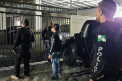 A Polícia Civil do Paraná (PCPR) prendeu uma mulher, de 37 anos e três homens, de 32, 33 e 23, envolvidos em uma associação criminosa que aplicava golpes. Eles são responsáveis por enganar cerca de 100 vítimas e gerar um prejuízo estimado em R$ 5 milhões. A ação foi deflagrada na manhã desta terça-feira (4).  -  Curitiba, 04/05/2021  -  Foto: Divulgação PCPR/SESP/PR