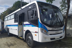 A Secretaria da Segurança Pública do Paraná recebeu nesta terça-feira (4) dois ônibus adaptados para escolta de presos oriundos do Ministério da Justiça e Segurança Pública (MJSP). Eles serão destinados ao Departamento Penitenciário do Paraná (Depen). O secretário Romulo Marinho Soares esteve em São Paulo para receber os veículos.   - Curitiba, 05/05/2021 - Foto: SESP/PR