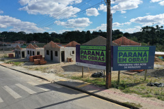 Representantes da Cohapar e da Prefeitura de Rio Azul vistoriaram nesta quinta-feira (6) a obra de construção de 34 casas populares na cidade, na região Centro-Sul do Estado. O projeto, orçado em R$ 2,5 milhões, faz parte do programa Casa Fácil Paraná, do Governo do Estado, na modalidade Vida Nova, voltada pessoas em vulnerabilidade social com renda familiar de até três salários mínimos.  -  Foto: Alessandro Vieira/AEN