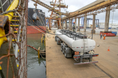 Todo óleo usado dos navios, recolhido no Porto de Paranaguá, tem como destino a reciclagem. A coleta do resíduo oleoso das embarcações é um dos serviços de apoio essenciais para a atividade portuária. Durante todo o ano de 2020 foram coletados 4.061.302 litros pelas cinco empresas atualmente cadastradas. - Paranaguá, 06/05/2021  -  Foto: Claudio Neves/Portos do Paraná