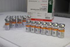 O Paraná recebeu neste sábado (08) mais 57.800 doses da vacina contra a Covid-19. O imunizante é o CoronaVac, produzido em parceria pela farmacêutica chinesa Sinovac e o Instituto Butantan, de São Paulo.  Foto:Ari Dias/AEN