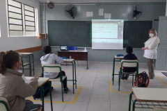 Nesta segunda-feira (10), 200 colégios estaduais paranaenses, em 68 municípios, retornam às aulas presenciais, adotando o modelo híbrido de ensino, com parte dos alunos em sala de aula e parte em ensino remoto, assistindo às aulas ao vivo. Os espaços estão equipados com computadores e internet, possibilitando que os professores interajam com ambos os grupos de estudantes ao mesmo tempo.  -  Curitiba, 10/05/2021  -  Foto: SEED